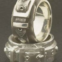 O Ring als Lederfessel mit Schnalle
