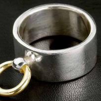 Breiter Ring der O aus Silber mit goldener Öse