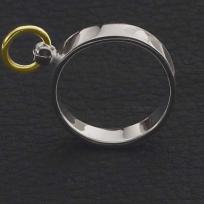 Schmaler Ring der O aus Silber mit Goldöse