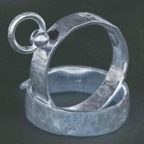 Dezenter Ring der O, grob geschmiedet